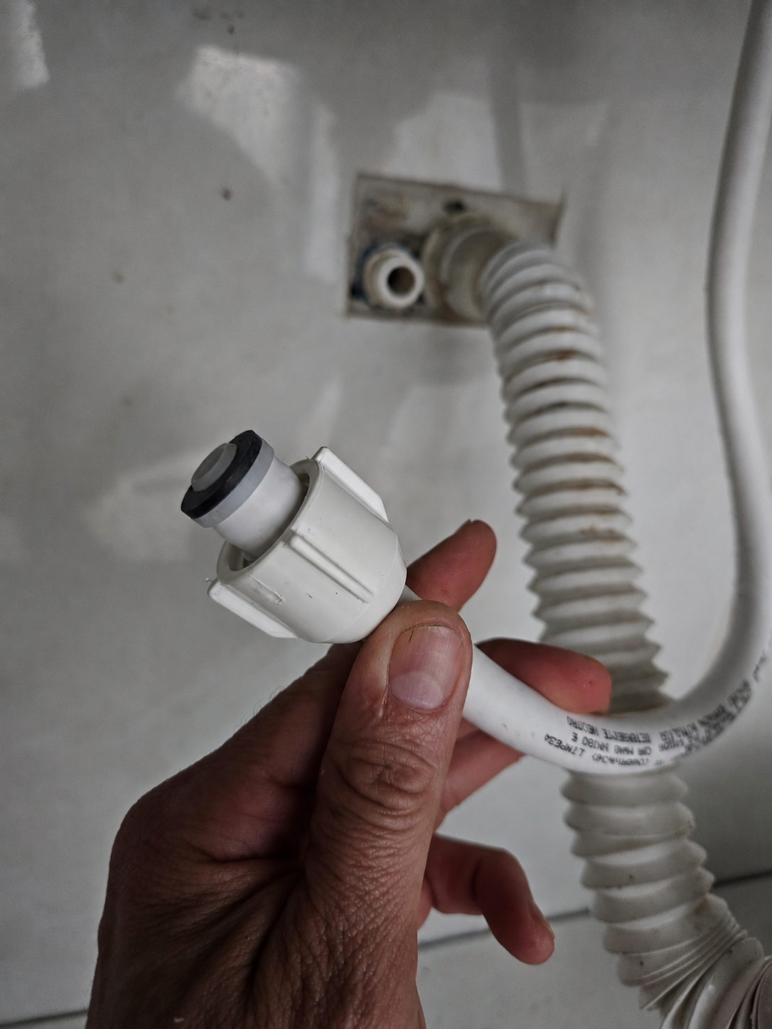 Detalhe da conexão durante a manutenção